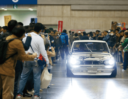 会場内を走行をするクラシックカーです。実際に動く旧車をご覧いただけます。